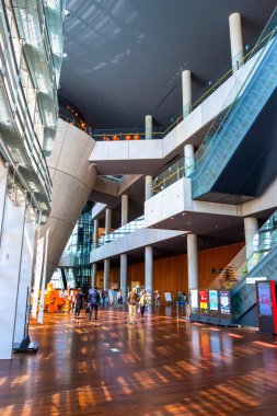 Tokyo, Japonya - 26 Nisan 2018: Roppongi - Ulusal Sanat Merkezi'nde Sanat Müzesi Stedelijk sanat sergisi hiçbir kalıcı koleksiyonu ile görüntüler, Japonya'nın en büyük sergi alanlarda biridir