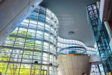 Tokyo, Japonya - 26 Nisan 2018: Roppongi - Ulusal Sanat Merkezi'nde Sanat Müzesi Stedelijk sanat sergisi hiçbir kalıcı koleksiyonu ile görüntüler, Japonya'nın en büyük sergi alanlarda biridir