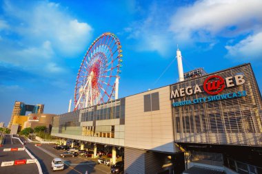 Tokyo, Japonya - 20 Nisan 2018: Toyota Mega Web Odaiba adasında bir otomotiv odaklı Tema Parkı ve Toyota geçmiş ve onun en yeni teknolojik gelişmeleri tasvir showroom olduğunu