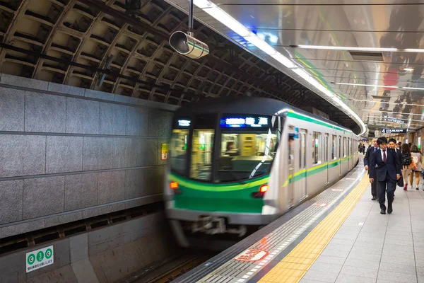 Tokyo, Japonya - 26 Nisan 2018: Kimliği belirsiz kişi seyahat tokyo metro sistemi aracılığıyla