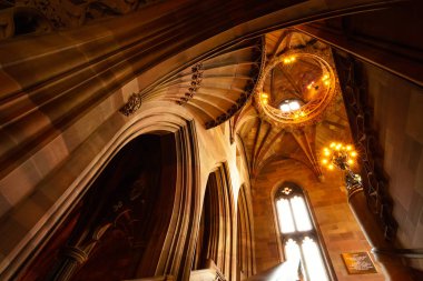 Manchester, İngiltere - 18 Mayıs 2018: John Rylands Library Enriqueta Rylands, John'ın ölümünden sonra karısı tarafından 1988 yılında inşa edilmiş, 1900 yılında halka açıldı. 4 milyon çok değerli kitaplar kütüphane evler