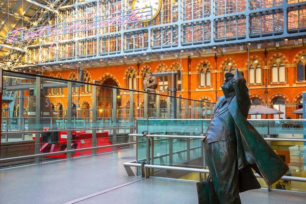 Efendim John Betjeman St. Pancras İstasyonu Montaj cihazları-Kırıcı 1960 yılında Londra, İngiltere'de St Pancras istasyonunda kaydetmek adam Betjeman heykeli