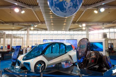 Tokyo, Japonya - 20 Nisan 2018: Toyota Mega Web Odaiba adasında bir otomotiv odaklı Tema Parkı ve Toyota geçmiş ve onun en yeni teknolojik gelişmeleri tasvir showroom olduğunu