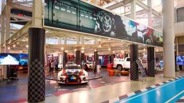 Tokyo, Japonya - 20 Nisan 2018: Toyota Mega Web Odaiba adasında bir otomotiv odaklı Tema Parkı ve Toyota geçmiş ve onun en yeni teknolojik gelişmeleri tasvir showroom olduğunu