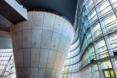 Tokyo, Japonya - 26 Nisan 2018: Roppongi - Ulusal Sanat Merkezi'nde Sanat Müzesi Stedelijk sanat sergisi hiçbir kalıcı koleksiyonu ile görüntüler, Japonya'nın en büyük sergi alanlarda biridir