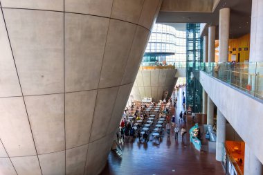 Tokyo, Japonya - 26 Nisan 2018: Roppongi - Ulusal Sanat Merkezi'nde Sanat Müzesi Stedelijk sanat sergisi hiçbir kalıcı koleksiyonu ile görüntüler, Japonya'nın en büyük sergi alanlarda biridir