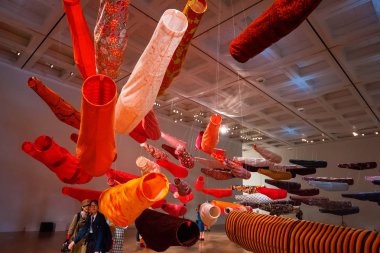 Tokyo, Japonya - 26 Nisan 2018: Roppongi Hills Ulusal Sanat Merkezi'nde görüntülenen Japonca sazan rüzgar gülü