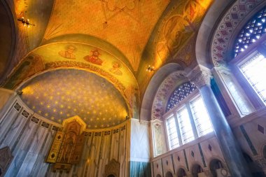 Londra, İngiltere - 13 Mayıs 2018: Westminster Cathedral veya Büyükşehir Katedrali, değerli bizim Lord İsa'nın John Francis Bentley tarafından tasarlanmış ve neo-Bizans tarzı 1903'te İsa'nın kanı