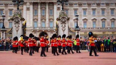 Londra, İngiltere - 13 Mayıs 2018: Değişen Buckingham Sarayı'ndaki - Muhafız içinde bir grup asker rahatladım onların yükümlülükleri askerler yeni bir toplu işlemi tarafından resmi bir tören.