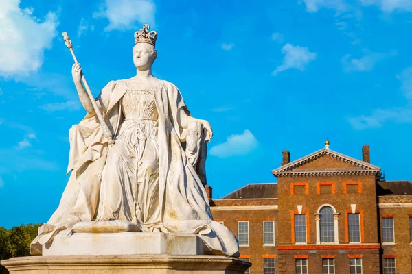 Estatua Reina Victoria Frente Palacio Kensington Londres Reino Unido — Foto de Stock