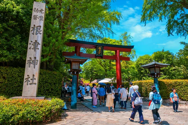 2018 根津神社を設立し 1705 都市の場所が最も古い礼拝の一つ 月上旬まで 月上旬から開催 つつじ祭りで有名です — ストック写真