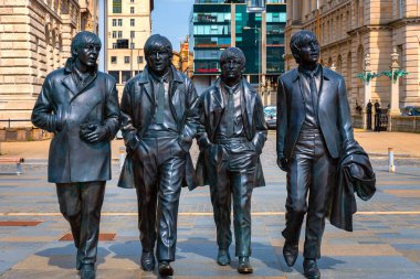 Liverpool, İngiltere - 17 Mayıs 2018: Bronz heykeli Beatles standları yan tarafındaki nehir Mersey, Andrew Edwards tarafından heykel ve Aralık 2015 yılında inşa edilen iskele başındaki