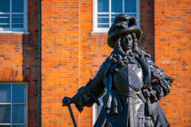 King William III Kensington Palace tarafında heykeli Kensington gardens Londra, İngiltere'de içinde