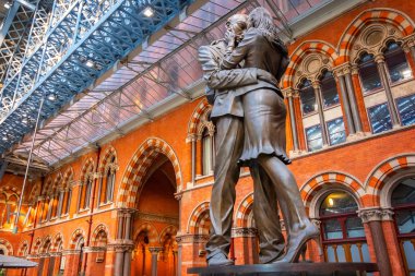 Londra, İngiltere - 14 Mayıs 2018: Buluşma yeri, 9 metre uzunluğunda bronz heykel 2007, St Pancras Tren İstasyonu İngiliz sanatçı Paul Day tarafından üst düzey güney ucundaki standları saptandı