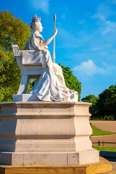 Estatua Reina Victoria Frente Palacio Kensington Dentro Los Jardines Kensington — Foto de Stock