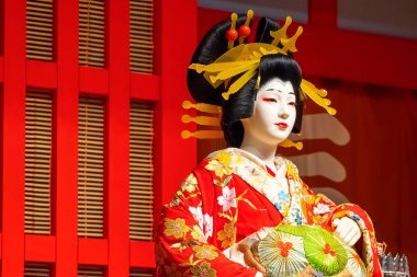 Tokyo, Japonya - 25 Nisan 2018: Yaşam boyutu bebek Edo Tokyo Müzesi'nde geleneksel Japon sahne performansı tasvir