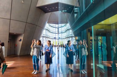 Tokyo, Japonya - 26 Nisan 2018: Roppongi - Ulusal Sanat Merkezi'nde Sanat Müzesi Stedelijk sanat sergisi hiçbir kalıcı koleksiyonu ile görüntüler, Japonya'nın en büyük sergi alanlarda biridir