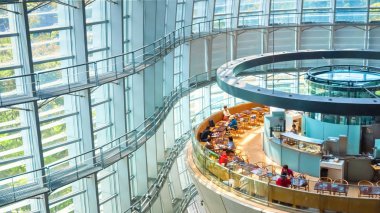 Tokyo, Japonya - 26 Nisan 2018: Roppongi - Ulusal Sanat Merkezi'nde Sanat Müzesi Stedelijk sanat sergisi hiçbir kalıcı koleksiyonu ile görüntüler, Japonya'nın en büyük sergi alanlarda biridir