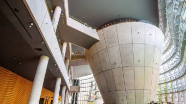 Tokyo, Japonya - 26 Nisan 2018: Roppongi - Ulusal Sanat Merkezi'nde Sanat Müzesi Stedelijk sanat sergisi hiçbir kalıcı koleksiyonu ile görüntüler, Japonya'nın en büyük sergi alanlarda biridir