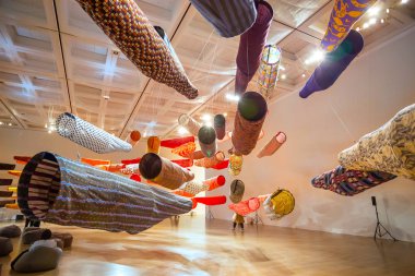 Tokyo, Japonya - 26 Nisan 2018: Roppongi Hills Ulusal Sanat Merkezi'nde görüntülenen Japonca sazan rüzgar gülü