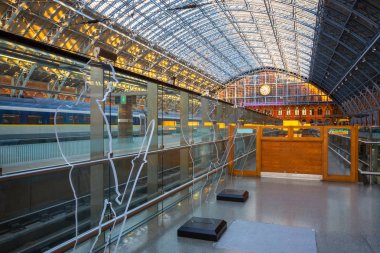 Londra, İngiltere - 14 Mayıs 2018: St Pancras İstasyonu merkezi Londra tren terminus bulunmaktadır. Londra Eurostar kıta hizmetlerinden Fransa, Belçika ve Hollanda için terminal kanalıdır