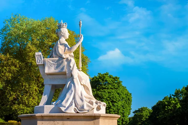 Лондон Великобритания Мая 2018 Года Статуя Королевы Виктории Перед Кенсингтонским — стоковое фото