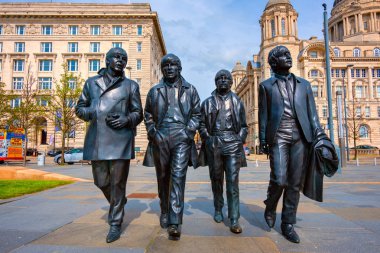 Liverpool, İngiltere - 17 Mayıs 2018: Bronz heykeli Beatles standları yan tarafındaki nehir Mersey, Andrew Edwards tarafından heykel ve Aralık 2015 yılında inşa edilen iskele başındaki