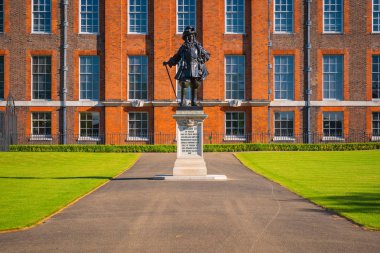 Londra, İngiltere - 14 Mayıs 2018: Heykel of King William II Kensington Sarayı Kensinton bahçeleri iç tarafında