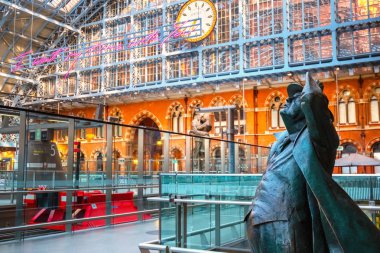 Londra, İngiltere - 14 Mayıs 2018: Betjeman efendim John Betjeman St. Pancras İstasyonu yıkım 1960 yılında kaydetmek adam heykeli