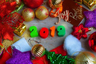 Noel ve yeni yıl süslemeleri ve hediye kutuları ahşap tahta üzerinde arka plan