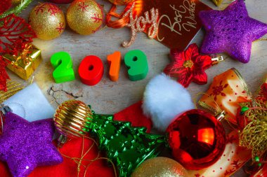 Noel ve yeni yıl süslemeleri ve hediye kutuları ahşap tahta üzerinde arka plan