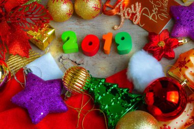 Noel ve yeni yıl süslemeleri ve hediye kutuları ahşap tahta üzerinde arka plan