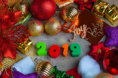 Noel ve yeni yıl süslemeleri ve hediye kutuları ahşap tahta üzerinde arka plan