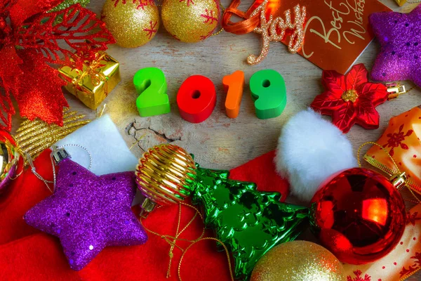 Noel ve yeni yıl süslemeleri ve hediye kutuları ahşap tahta üzerinde arka plan