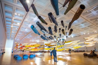 Tokyo, Japonya - 26 Nisan 2018: Roppongi Hills Ulusal Sanat Merkezi'nde görüntülenen Japonca sazan rüzgar gülü