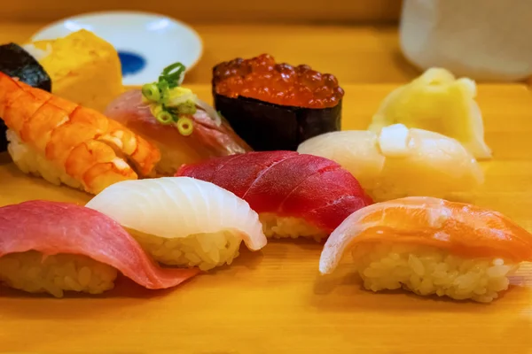 Set Sushi Tradițional Japonez Decorat Frumos Placă Lemn — Fotografie, imagine de stoc