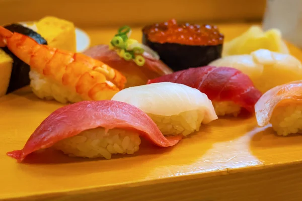 Conjunto Sushi Tradicional Japonês Conjunto Lindamente Decorado Uma Placa Madeira — Fotografia de Stock