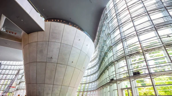 Tokyo, Japonya - 26 Nisan 2018: Roppongi - Ulusal Sanat Merkezi'nde Sanat Müzesi Stedelijk sanat sergisi hiçbir kalıcı koleksiyonu ile görüntüler, Japonya'nın en büyük sergi alanlarda biridir