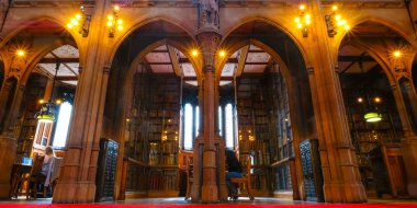 Manchester, İngiltere - 18 Mayıs 2018: John Rylands Library Enriqueta Rylands, John'ın ölümünden sonra karısı tarafından 1988 yılında inşa edilmiş, 1900 yılında halka açıldı. 4 milyon çok değerli kitaplar kütüphane evler