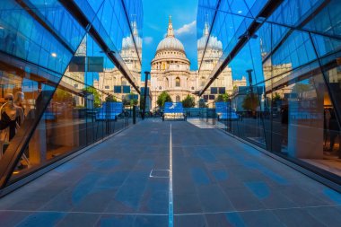 İngiltere'de Londra, İngiltere - 15 Mayıs 2018: 604 içinde kurulan St Paul's Katedrali, geç 17 yüzyıldan kalma mevcut Katedrali Sir Christopher Wren tarafından İngiliz Barok tarzında tasarlanmış