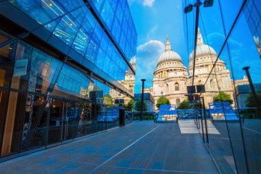 Londra, İngiltere - 15 Mayıs 2018: 604 içinde kurulan St Paul's Katedrali, geç 17 yüzyıldan kalma mevcut Katedrali Sir Christopher Wren tarafından İngiliz Barok tarzında tasarlanmış