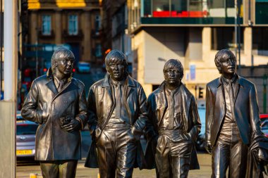Liverpool, İngiltere - 17 Mayıs 2018: Bronz heykeli Beatles standları yan tarafındaki nehir Mersey, Andrew Edwards tarafından heykel ve Aralık 2015 yılında inşa edilen iskele başındaki