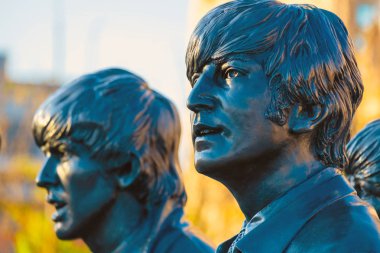 Liverpool, İngiltere - 17 Mayıs 2018: Bronz heykeli Beatles standları yan tarafındaki nehir Mersey, Andrew Edwards tarafından heykel ve Aralık 2015 yılında inşa edilen iskele başındaki