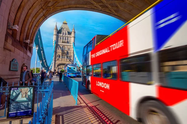 Londra Maggio 2018 Bus Turistico Attraversa Tower Bridge Sul Tamigi — Foto Stock