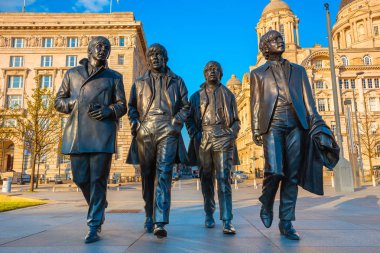 Liverpool, İngiltere - 17 Mayıs 2018: Bronz heykeli Beatles standları yan tarafındaki nehir Mersey, Andrew Edwards tarafından heykel ve Aralık 2015 yılında inşa edilen iskele başındaki