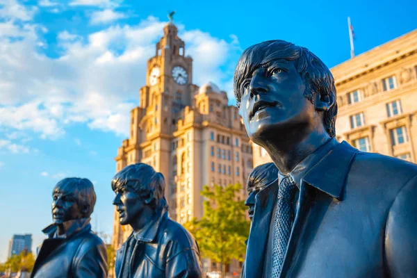 Liverpool Května 2018 Bronzová Socha Stojí Beatles Čele Molo Řece — Stock fotografie