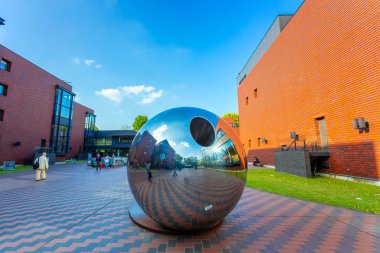 Tokyo, Japonya - 29 Nisan 2018: Tokyo Metropolitan Sanat Müzesi, Ueno Park içinde yer alan tüm sanat onun altı galerileri yok daimi koleksiyonu ile görüntüler.