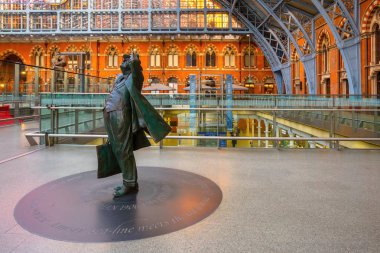 Londra, İngiltere - 14 Mayıs 2018: Betjeman efendim John Betjeman St. Pancras İstasyonu yıkım 1960 yılında kaydetmek adam heykeli