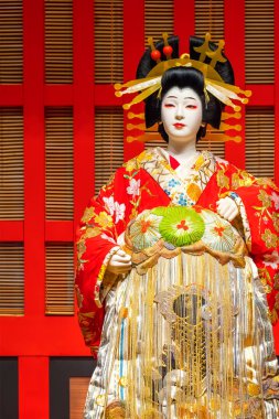 Tokyo, Japonya - 25 Nisan 2018: Yaşam boyutu bebek Edo Tokyo Müzesi'nde geleneksel Japon sahne performansı tasvir