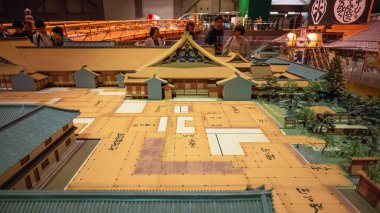 Tokyo, Japonya - 25 Nisan 2018: Edo Tokyo Müzesi Daimi sergi canlı bir şekilde geçmişte Edo dönemi başkentten yeni on yıl için Tokyo (Edo olarak da bilinir) kapakları özellikleri gösterir